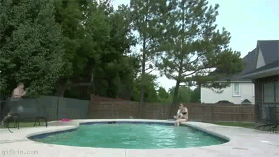 跳跃 游泳池 掉水里