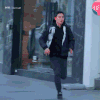 男人 奔跑 书包 商圈 马路