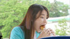 年轻女子 吃东西 饿 大吃