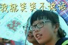 笑笑不说话 打伞 搞笑 可爱
