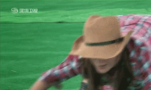 长发美女 戴帽子 弯腰 低头