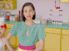 短发美女 手指 笑容 比划