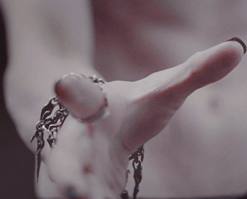 纤手 戒指 攥拳 发力