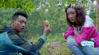 美女 狗狗 饼干 诱惑