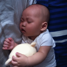 宝宝 可爱 睡着了 抱着娃娃