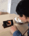 男子 吃饭 手机 搞笑