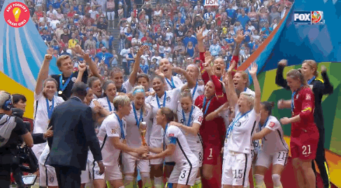 激动 是的 庆祝 开心 美国 体育 女人 英式足球 庆祝 赢家 奖杯 美国国家女子英式足球队 皇后 冠军 咀嚼 我们的英式足球 艾米Poehler的聪明的女孩 运动员 fifawwc 女子世界杯