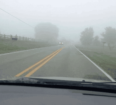 行驶车辆 公路 雾霾 朦胧