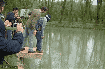 男人 观看 钓鱼 跳下去