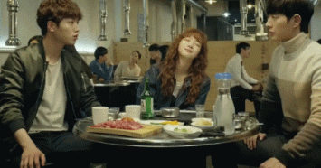 帅哥美女 桌子 食物