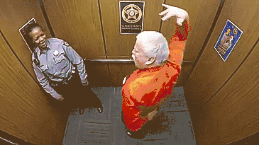电梯 老人 表演 警察