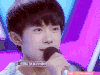 tfboys 易烊千玺 快乐大本营 抿嘴 腼腆 害羞 内敛 明星爱豆