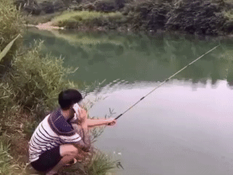 逗比 钓鱼 掉河里 搞笑
