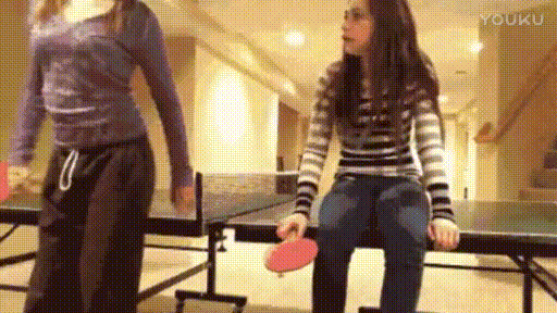 乒乓球 美女 球拍 摔倒