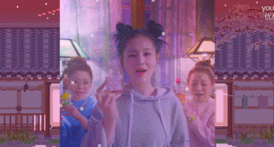 美女 唱歌 表演 伸手