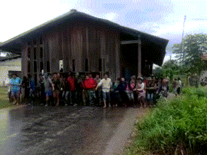 人群 搬房子 移动 木屋