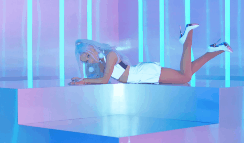 Ariana&Grande Focus MV 动作 少女 翘脚