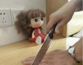 娃娃 小刀 手指 手表