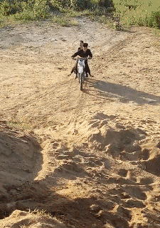 骑车 搞笑 掉下去了 沙地