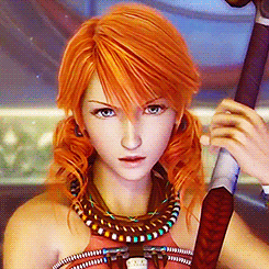 女生 眨眼 橙色头发 拿着武器