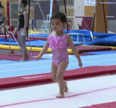 爸爸回来了 奥莉 可爱 萌 摔倒
