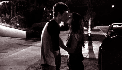 男孩 赞成 爱 女孩 的吻 接吻 吻 恋人 夫妇 我很喜欢。 嗯