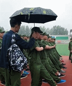 军训 男朋友 打雨伞 温暖