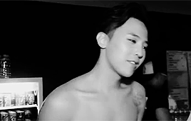 G-Dragon 黑白 半裸 纹身