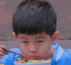 萌娃 吃饭 歪头看 真可爱