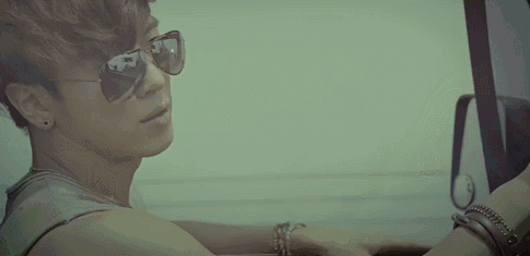 CNBLUE MV 傻瓜 吉普车 墨镜 帅哥 开车 微笑 手臂 男女对唱 肌肉 郑容和 阳光 音乐录影带 马路 环海公路