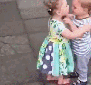 两个孩子 亲吻 可爱 花裙子