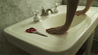 剪刀 长发 洗手盆 低头