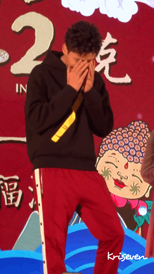 舞台 捂脸 微笑 男神