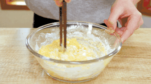 鸡蛋 搅拌 水晶碗 白面