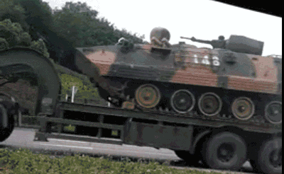 坦克 汽车 相撞 搞笑