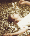 Cinemagraph 人物 躺着 花朵