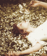 Cinemagraph 人物 躺着 花朵