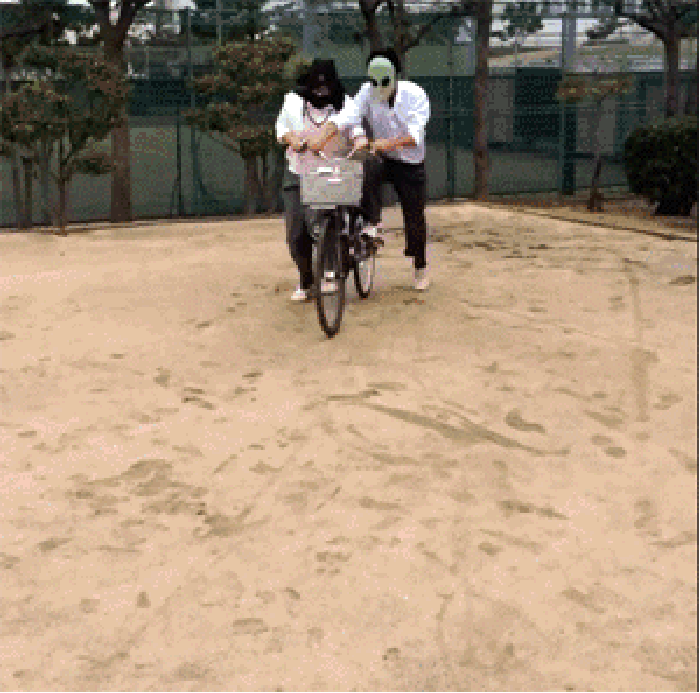 广场 两个人 自行车  杂技