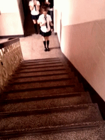 美女 上楼梯 可爱 搞笑