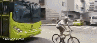 公交车 自行车 骑行 夹住