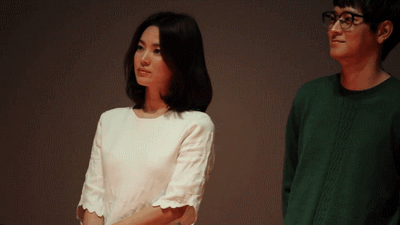 美女 转头 眼镜 笑容