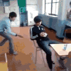 整人 拽凳子 摔倒 姿势