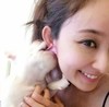 狗狗 美女 喜欢 舔脸颊