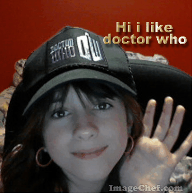 年轻女子 打招呼 鸭舌帽 doctor who