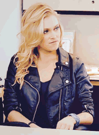 金发女 卷发 笑容 扭头