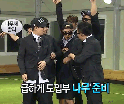 韩国人 综艺节目 举手 黑色帽子