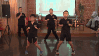话筒 表演 眼镜 小男孩