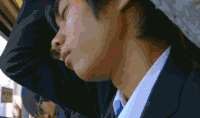 困了 公交车 学生 站着 侧脸
