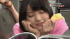 女孩 看书 甜甜圈 睁眼