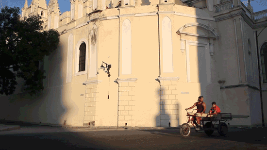 古巴 骑三轮车 阳光 两人